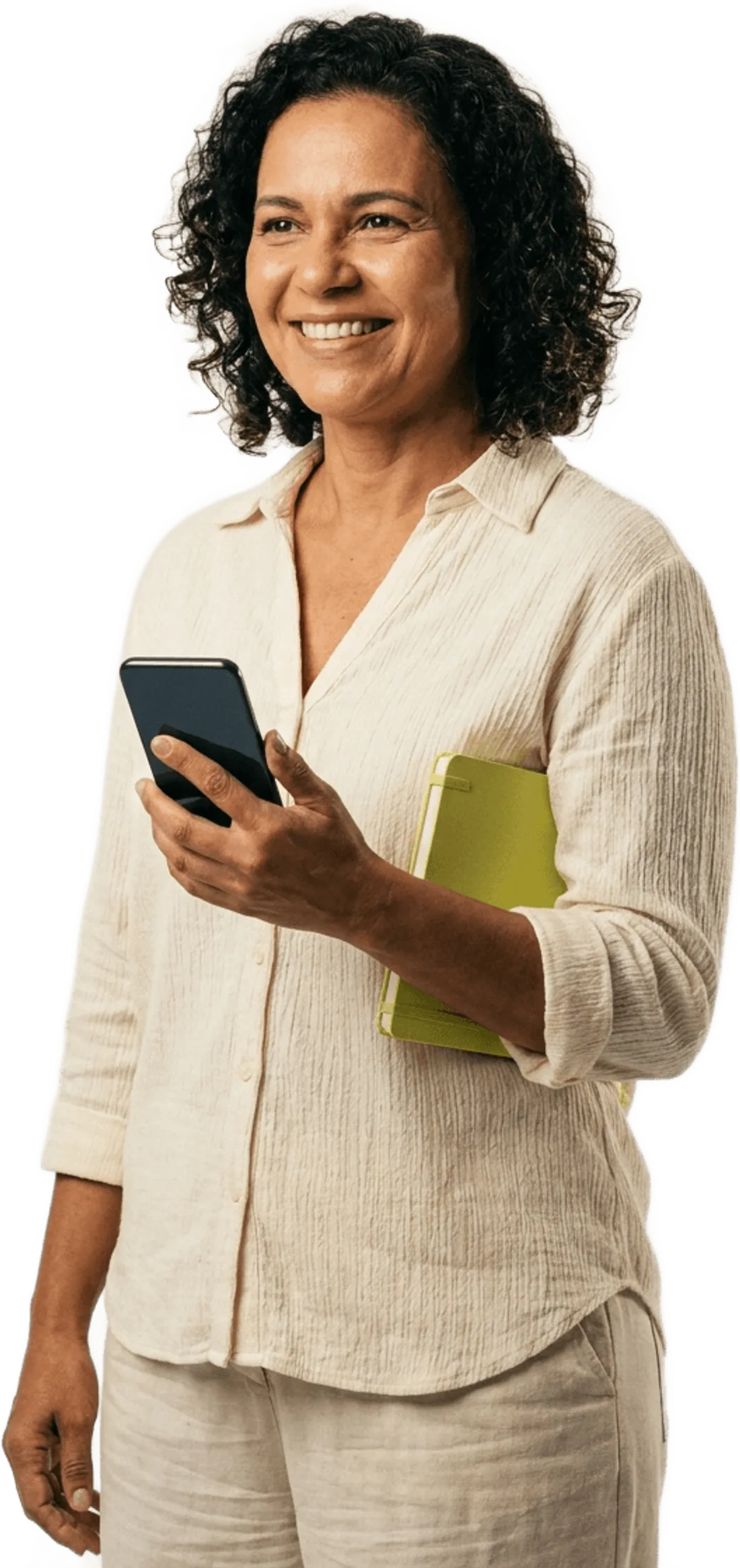 Dona de empresa tranquila, celular na mão e caderno embaixo do braço — a operação no ar