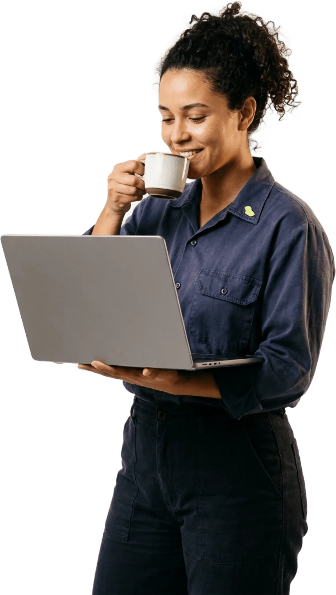 Pessoa tranquila na mesa de trabalho com notebook e café