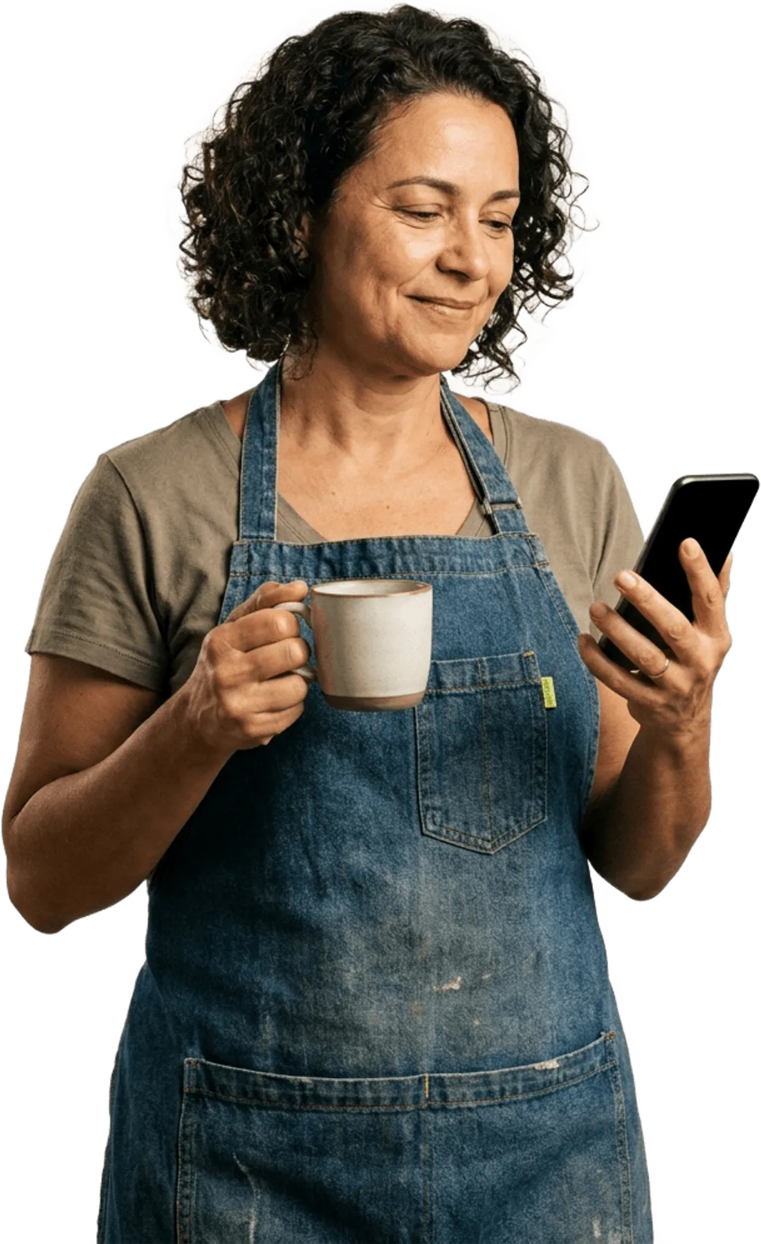 Dono de loja tomando café tranquilo no balcão, olhando o celular sem preocupação